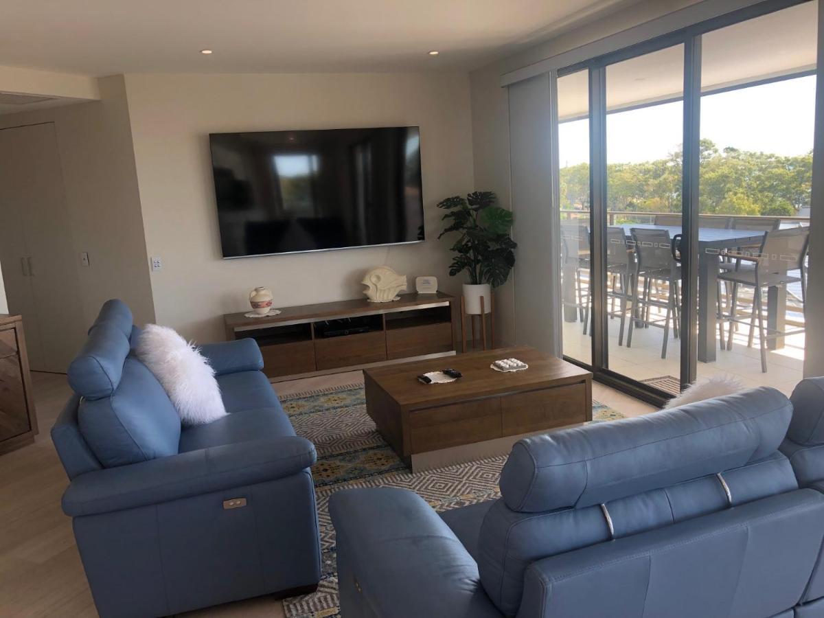Grand Mercure Allegra Hervey Bay Kültér fotó Living room at the Ritz-Carlton, South Beach