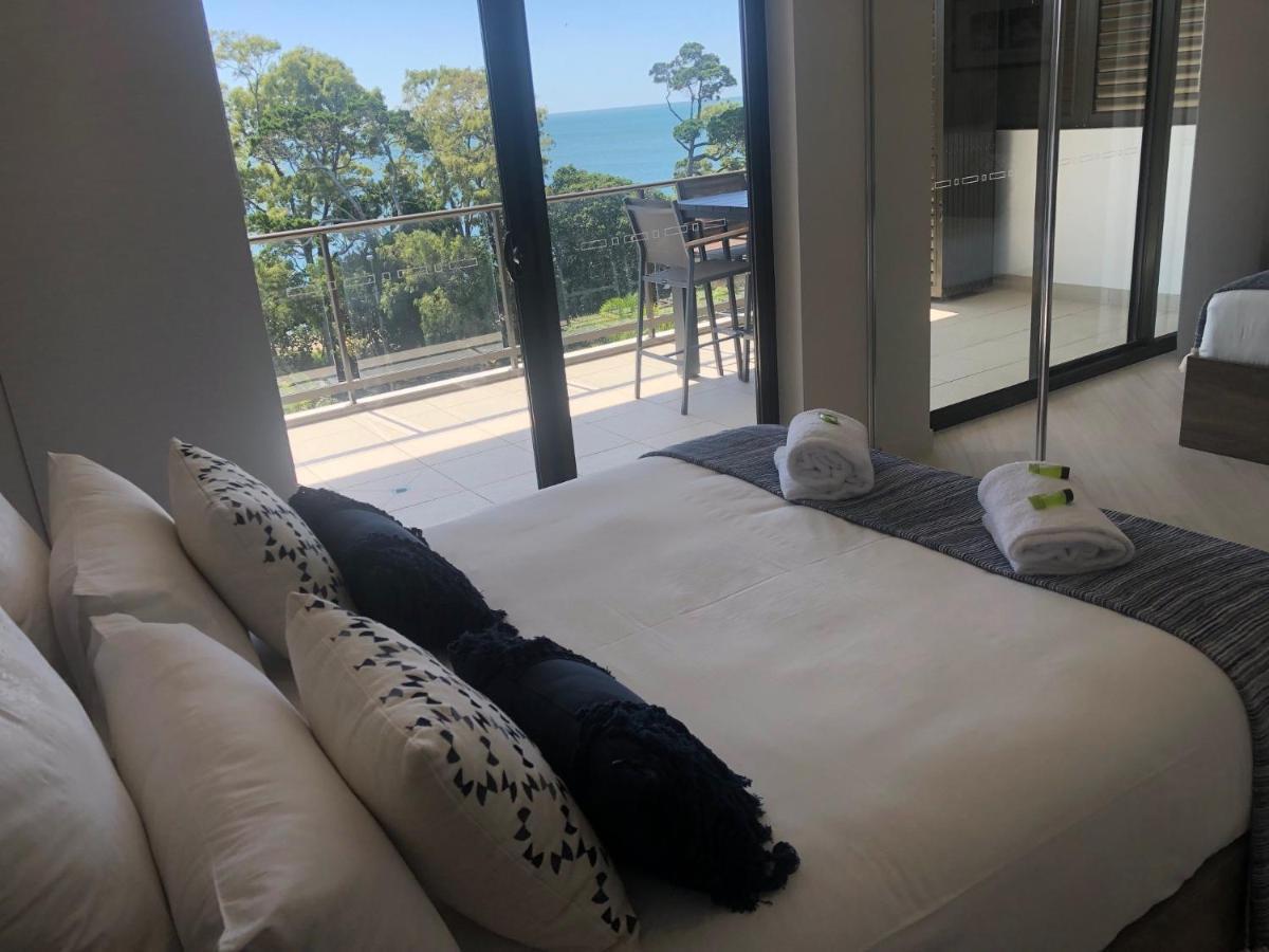Grand Mercure Allegra Hervey Bay Kültér fotó A bedroom at the resort