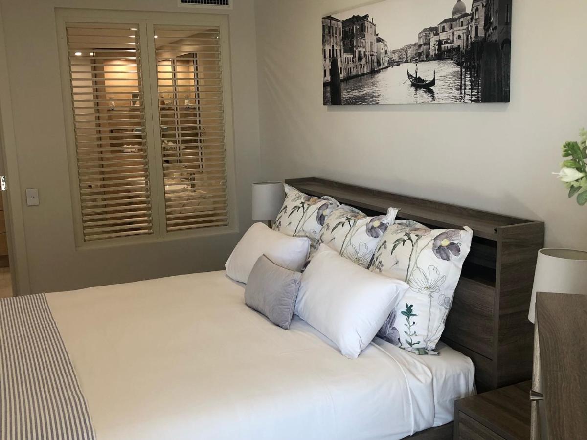 Grand Mercure Allegra Hervey Bay Kültér fotó A bedroom with plantation shutters