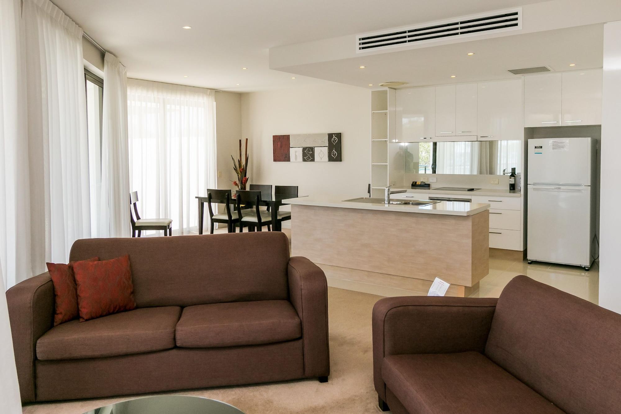 Grand Mercure Allegra Hervey Bay Kültér fotó A living room with a kitchen