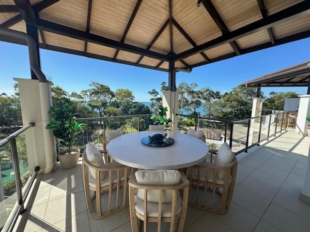Grand Mercure Allegra Hervey Bay Kültér fotó Rooftop terrace at the resort