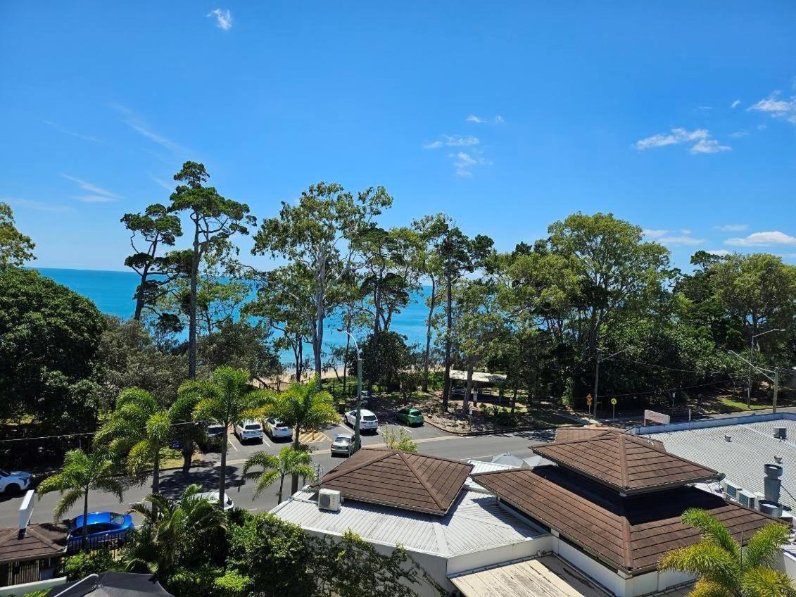 Grand Mercure Allegra Hervey Bay Kültér fotó View of the beach from the hotel