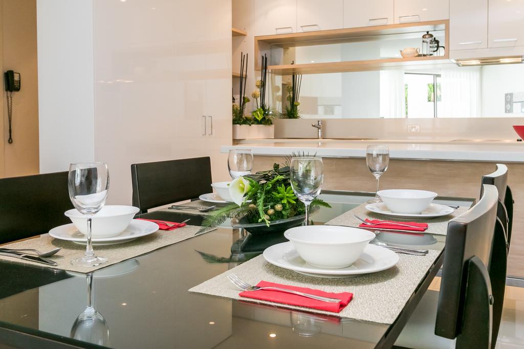 Grand Mercure Allegra Hervey Bay Kültér fotó A dining room table set for dinner
