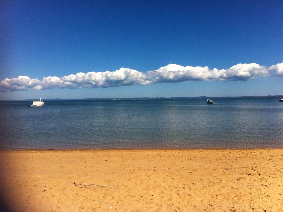 Grand Mercure Allegra Hervey Bay Kültér fotó View of the bay from the beach
