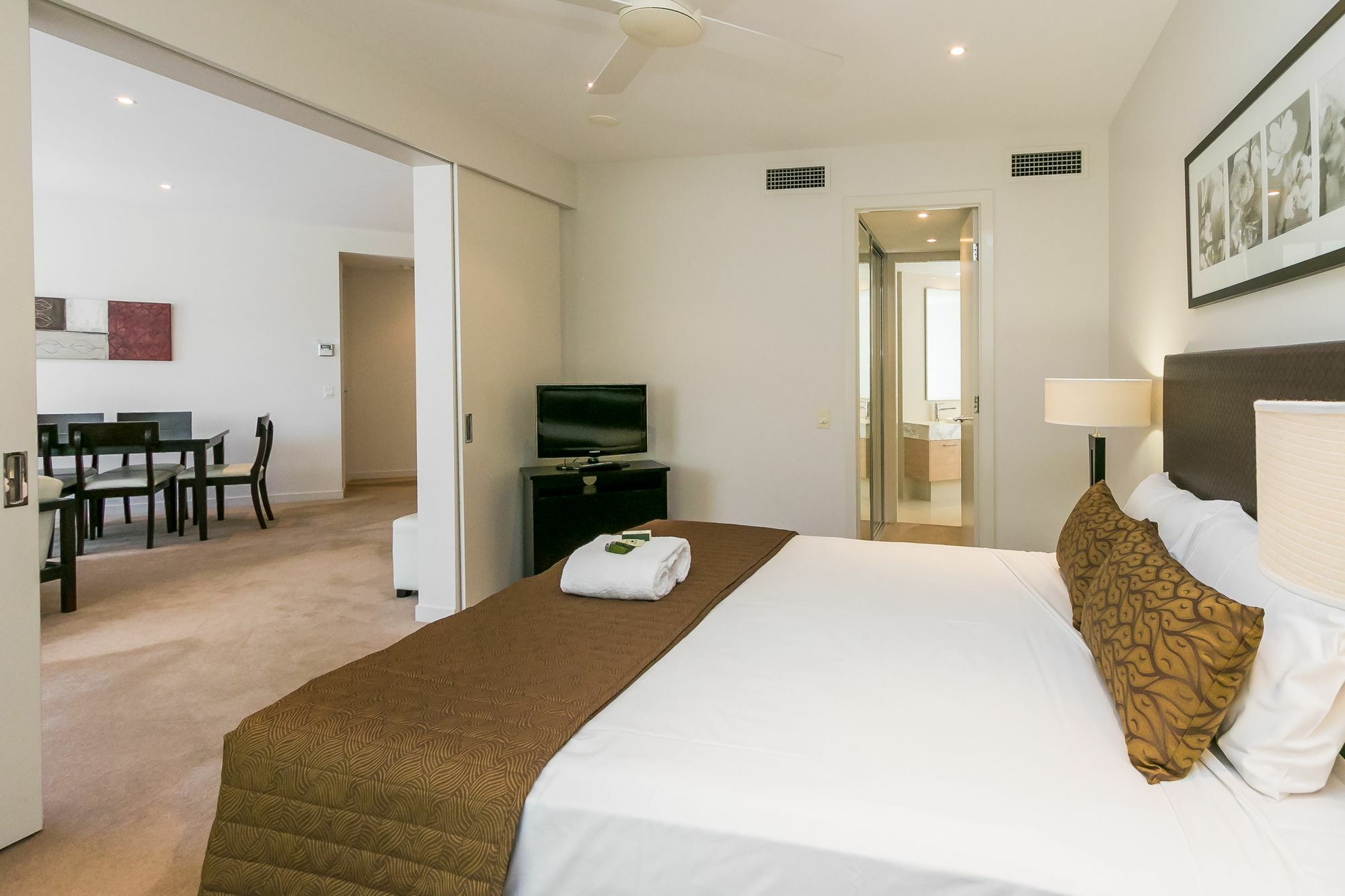 Grand Mercure Allegra Hervey Bay Kültér fotó A bedroom at the Mantra on Lake Orr